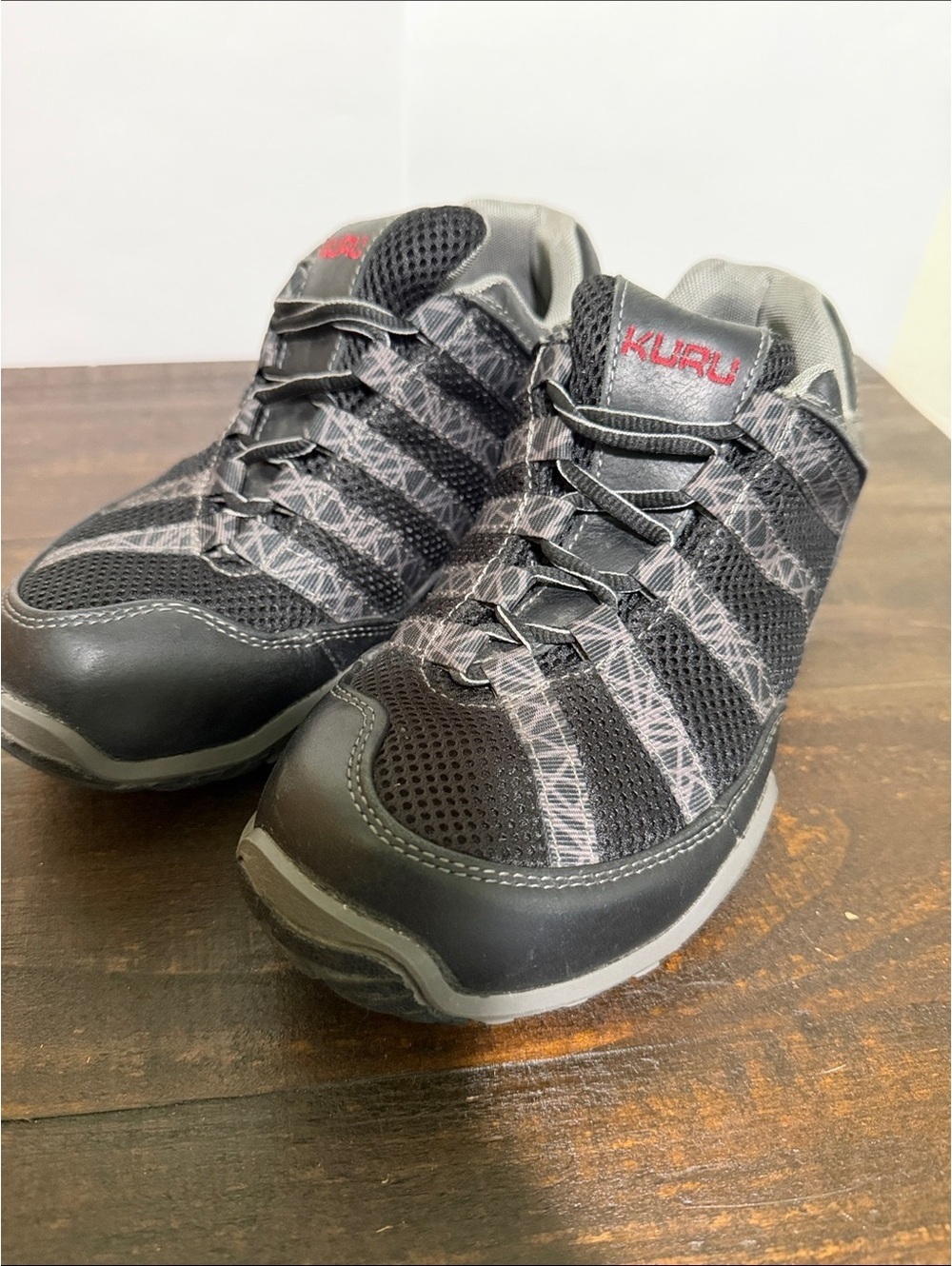 Kuru Men's Athletic Shoes Size 7.5 Black and Gray